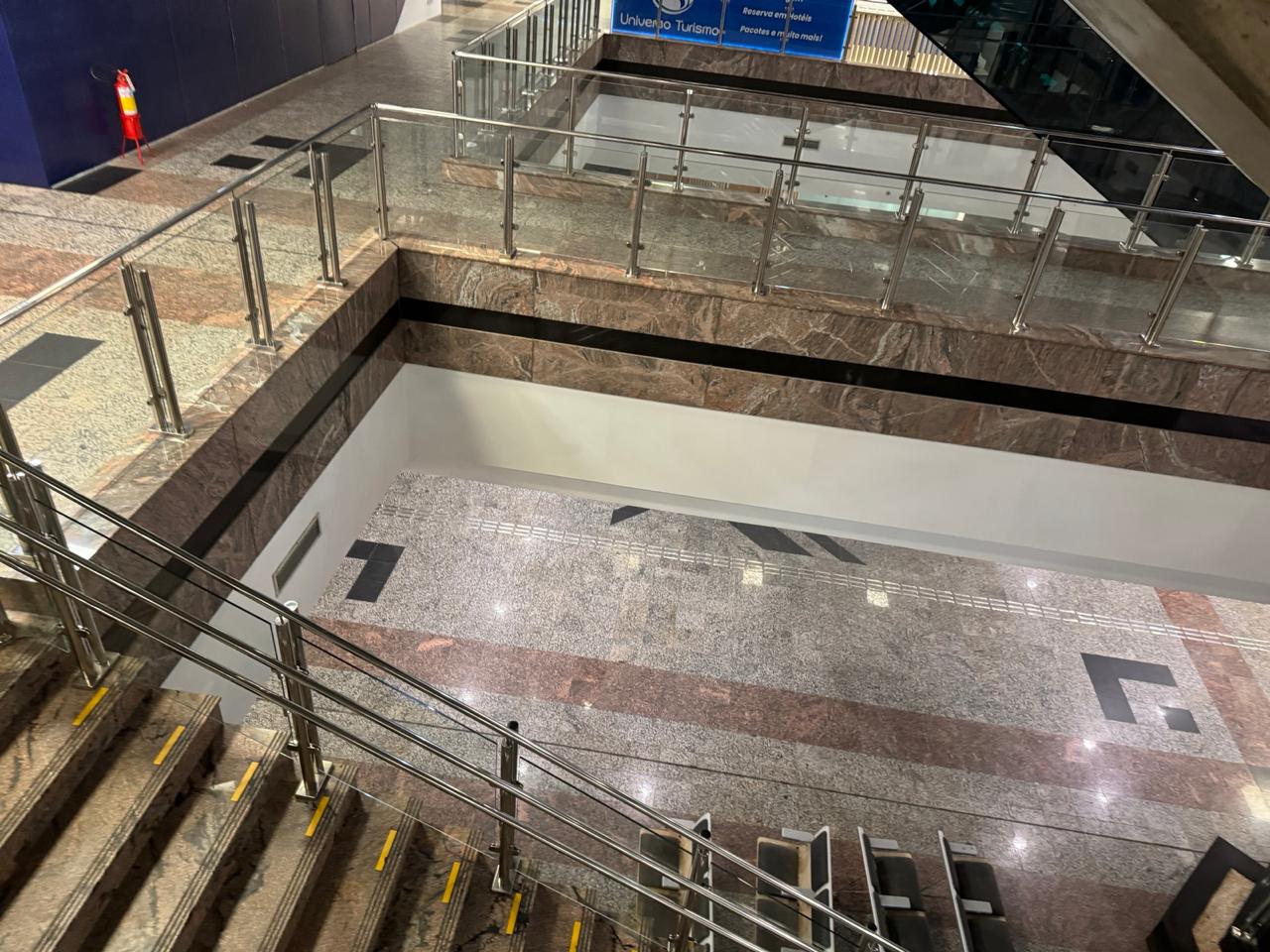 Terminal de Passageiros, a recupera&ccedil;&atilde;o do piso 1 est&aacute; em andamento com o desbaste e polimento do granito e a remo&ccedil;&atilde;o e troca de drywalls